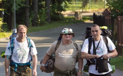 Roman Kołaszyński, Jan Wierzbicki i Wojtek Kurzeja wyruszyli w droge o 7 rano 28 lipca z domu „Betlejem”