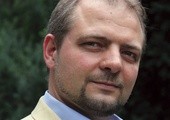 Prof. Aleksander Stępkowski jest prezesem Instytutu na rzecz Kultury Prawnej „Ordo Iuris” oraz wykładowcą na Uniwersytecie Warszawskim. Naukowo zajmuje się prawem porównawczym prywatnym i publicznym oraz myślą polityczną i prawną