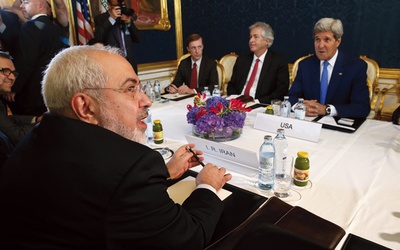 Irański minister spraw zagranicznych Javad Zarif i sekretarz stanu USA John Kerry podczas zakończonych porozumieniem negocjacji na temat irańskiego programu atomowego