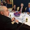 Irański minister spraw zagranicznych Javad Zarif i sekretarz stanu USA John Kerry podczas zakończonych porozumieniem negocjacji na temat irańskiego programu atomowego
