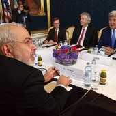 Irański minister spraw zagranicznych Javad Zarif i sekretarz stanu USA John Kerry podczas zakończonych porozumieniem negocjacji na temat irańskiego programu atomowego