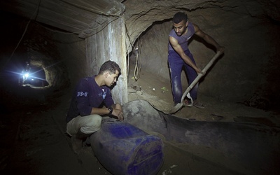 Tunele pod Strefą Gazy służyły m.in. do szmuglowania  broni dla Hamasu. Zlecający ich budowę płacili dorosłym nawet 100 dol. dziennie