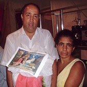 Luis jest policjantem i pastorem zielonoświątkowego Kościoła Assembleia de Deus w Sobradinho. Na zdjęciu z jedną z członkiń wspólnoty podczas odwiedzin w jej domu