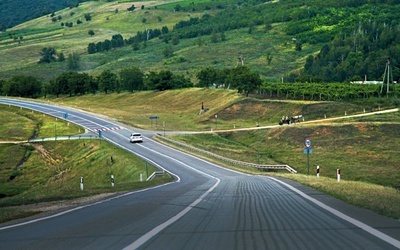 Po drogach Mołdawii jeździ się dobrze, często można spotkać tam furmanki 