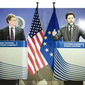 Negocjacjom w sprawie umowy o wolnym handlu między USA a Unią Europejską przewodniczą Dan Mullaney – w imieniu USA (z lewej) i Ignacio Garcia Bercero – ze strony UE