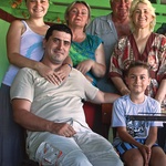 Sasza z rodziną: z przodu od lewej Sasza z synem Edim, z tyłu od lewej Irina, żona Saszy, i jego rodzice: Olga i Giena. W środku autorka tekstu