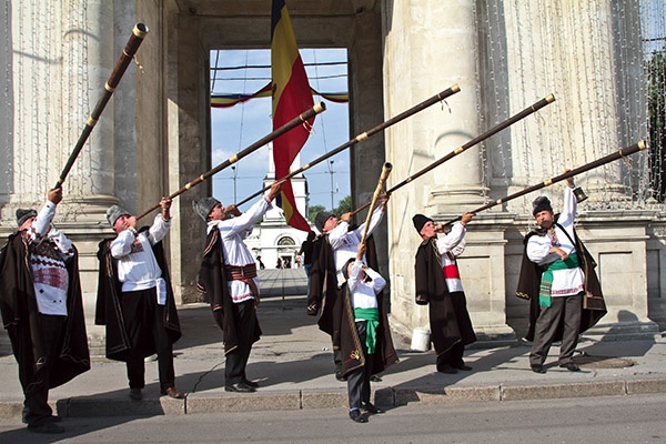 Jednym z przejawów otwarcia się Mołdawii na Europę był zorganizowany po raz pierwszy w stolicy kraju, Kiszyniowie, międzynarodowy festiwal folklorystyczny Bukowińskie Spotkania