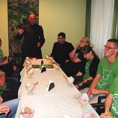 Na jednym z ostatnich spotkań przed pielgrzymką klerycy poczęstowali „zielonych” lodami z „Zielonej Budki”