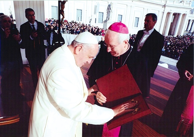 Korony dla MB Suserskiej  pobłogosławił papież Franciszek