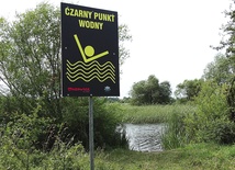 Tam, gdzie przy zbiornikach wodnych napotkamy charakterystyczne czarno-żółte tablice ostrzegawcze, kąpiel jest zakazana