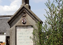 Nagrobek Cześka na cmentarzu w Woli Rzędzińskiej