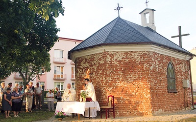 Obok zabytkowej kaplicy Mszę św. sprawowali ks. Jerzy Nadkański i ks. Piotr Popiel (z prawej)