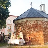 Obok zabytkowej kaplicy Mszę św. sprawowali ks. Jerzy Nadkański i ks. Piotr Popiel (z prawej)