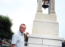 Ks. Piotr Zamaria ma nadzieję, że obok kapliczki z dzwonem „Św. Jan Paweł II” szybko powstaną budynki administracji cmentarza
