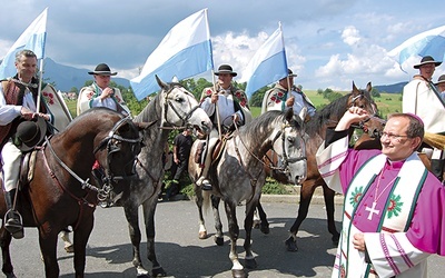  Podczas uroczystości bp Damian Muskus poświęcił banderię konną z Olczy. Ma ona już swój sztandar, na którym widnieje Giewont