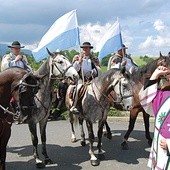  Podczas uroczystości bp Damian Muskus poświęcił banderię konną z Olczy. Ma ona już swój sztandar, na którym widnieje Giewont