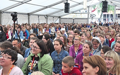 Młodzi uważnie słuchali konferencji  i gości, skupieni byli też podczas modlitwy