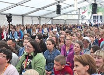 Młodzi uważnie słuchali konferencji  i gości, skupieni byli też podczas modlitwy