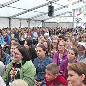 Młodzi uważnie słuchali konferencji  i gości, skupieni byli też podczas modlitwy