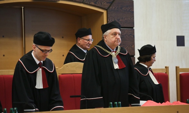Przepisy o podsłuchach niecałkiem konstytucyjne