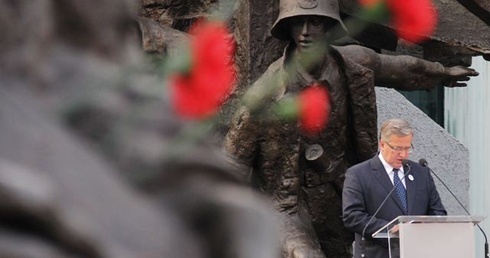 Nie zmąćmy ciszy nad powstańczymi grobami