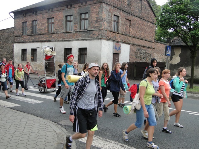 69. Pielgrzymka Rybnicka - postój w Miasteczku Śl. i dalsza droga