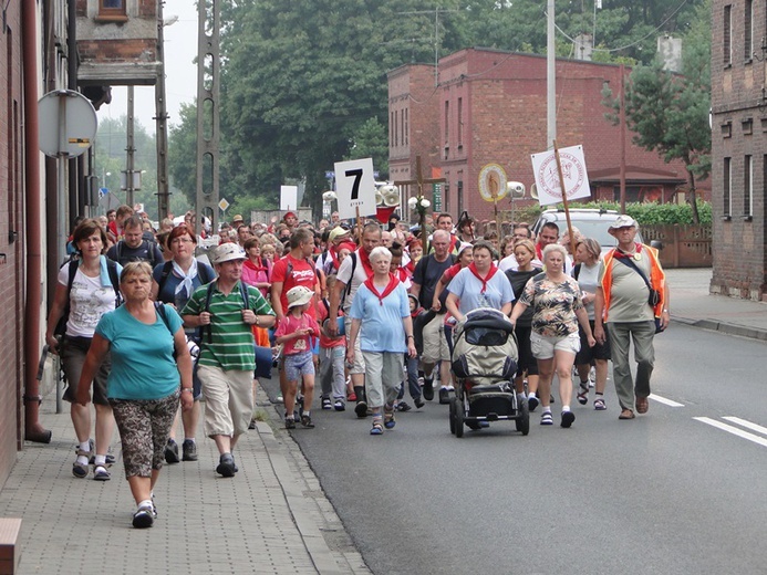 69. Pielgrzymka Rybnicka - postój w Miasteczku Śl. i dalsza droga