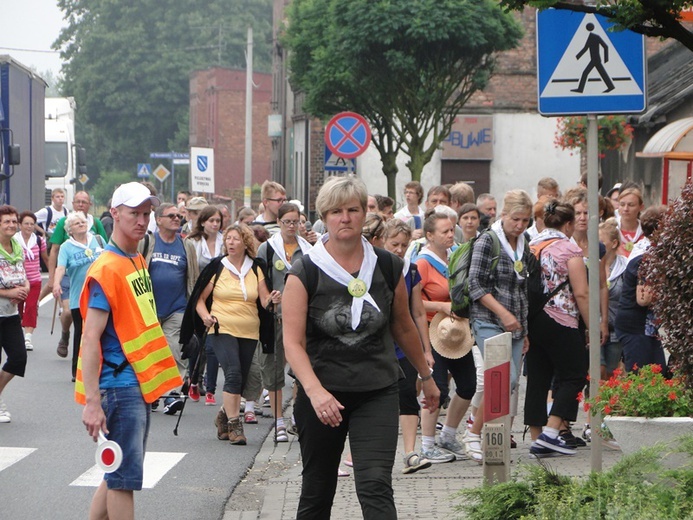 69. Pielgrzymka Rybnicka - postój w Miasteczku Śl. i dalsza droga