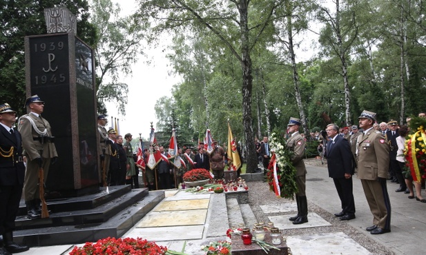 Modlitwa przy Pomniku Gloria Victis w godz. "W"