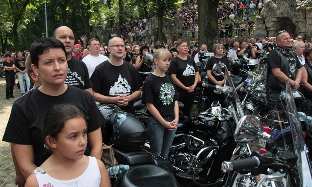 Niech Cię nawet ryk motorów chwali!