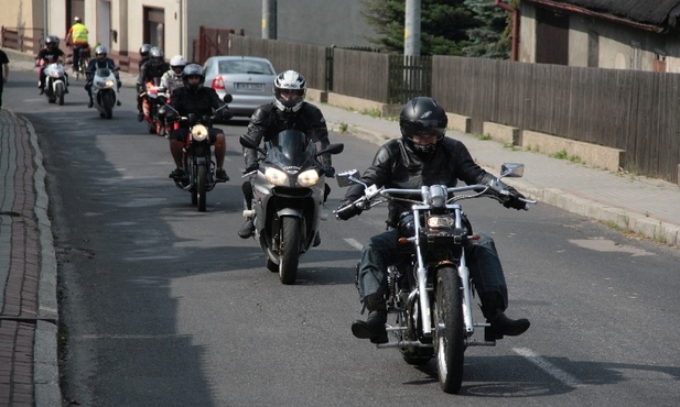 Niech Cię nawet ryk motorów chwali!