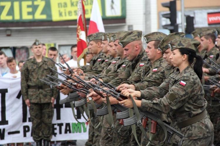 Sochaczewianie w hołdzie powstańcom