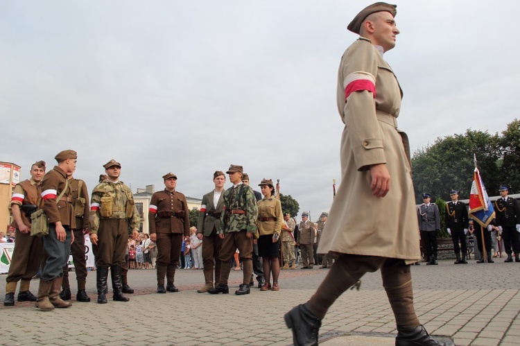 Sochaczewianie w hołdzie powstańcom