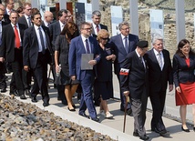 Prezydenci Joachim Gauck i Bronisław Komorowski w towarzystwie powstańców zwiedzają wystawę  „Powstanie Warszawskie 1944” w Berlinie