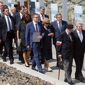 Prezydenci Joachim Gauck i Bronisław Komorowski w towarzystwie powstańców zwiedzają wystawę  „Powstanie Warszawskie 1944” w Berlinie