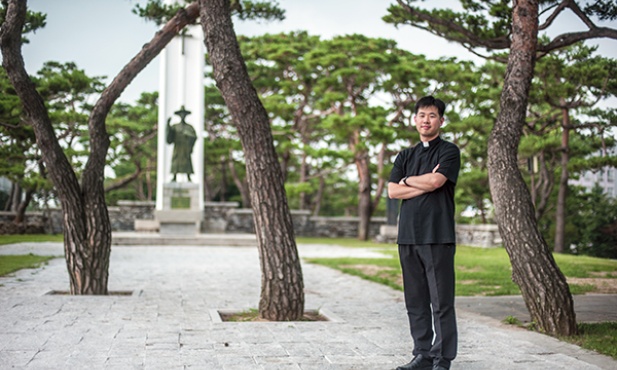 Ks. Jin Yungin jest jednym z duszpasterzy pracujących w sanktuarium w Solmoe. Doskonale zna historię  męczeństwa koreańskich  katolików
