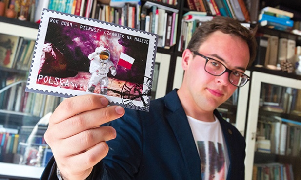  Rok 2089. W 100. rocznicę odzyskania wolności polski astronauta zatyka polską flagę na Marsie. O tym marzy Maciej Malik