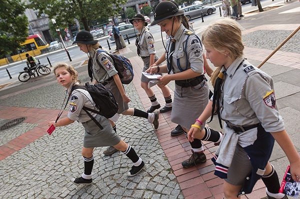 Harcerska Poczta Polowa: warszawiacy nadają listy, harcerze znajdują adresy i roznoszą korespondencję