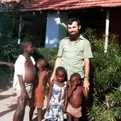  Pamiątkowe zdjęcie z afrykańskimi dziećmi