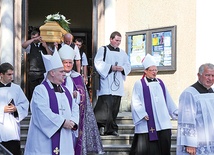 Kard. Kazimierz Nycz przewodniczył uroczystościom pogrzebowym w Kozach