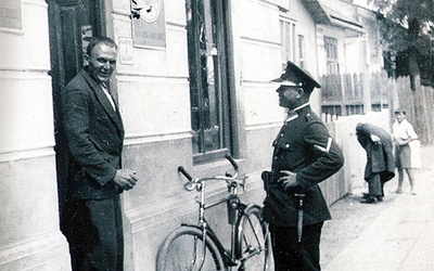  Tarnobrzeg, 1939 rok. Przedwojenny policjant przed sklepem  przy ul. Mickiewicza