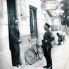  Tarnobrzeg, 1939 rok. Przedwojenny policjant przed sklepem  przy ul. Mickiewicza