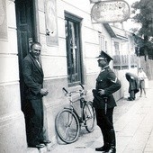  Tarnobrzeg, 1939 rok. Przedwojenny policjant przed sklepem  przy ul. Mickiewicza