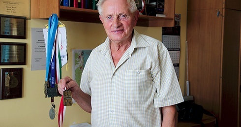  Kazimierz Zimny prezentuje medal, który otrzyma każdy maratończyk