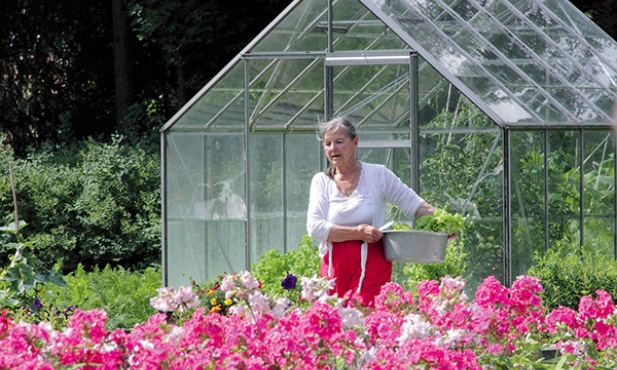  Natasza Andersson przygotowuje posiłki na  bazie naturalnych produktów