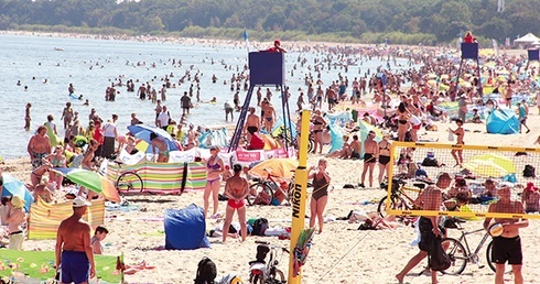 Co 100 metrów stoi budka, z której ratownicy obserwują, co się dzieje na plaży i w wodzie