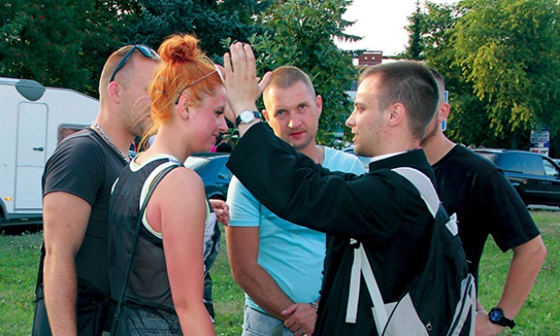  Oprócz rozmowy, ewangelizatorzy modlili się nad przechodniami
