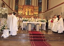  Podczas Mszy św. w koszalińskiej katedrze obecni byli także przedstawiciele samorządu i poczty sztandarowe