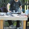  Michał Alzak pokazywał, jak kiedyś robiono gliniane naczynia