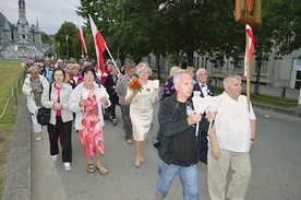  Pielgrzymi modlili się podczas procesji różańcowej w Lourdes